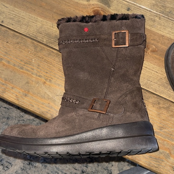 Dark brown UGGs size 7 - Picture 3 of 6